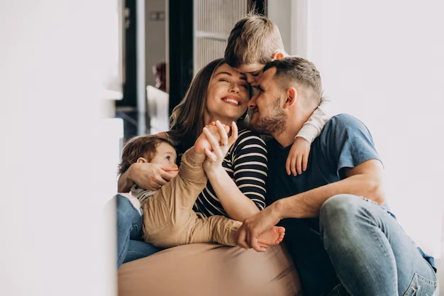 Familia feliz eligiendo su plan de salud